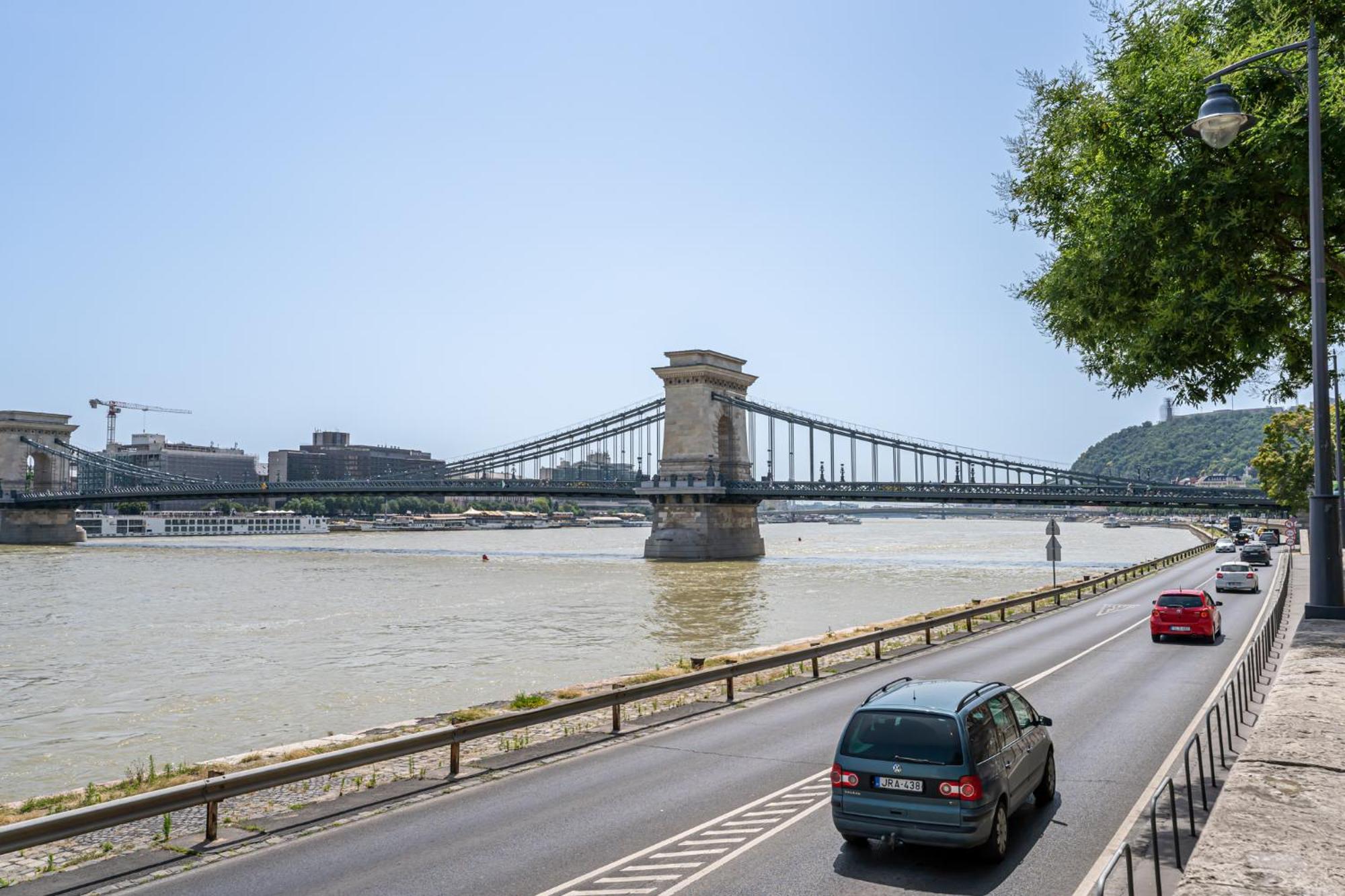Danube Waterfront View At Chain Bridge Будапешт Экстерьер фото